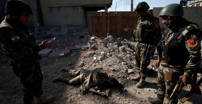 Fuerzas iraquíes, ante el cadáver de un yihadista en Mosul. REUTERS/Azad Lashkari