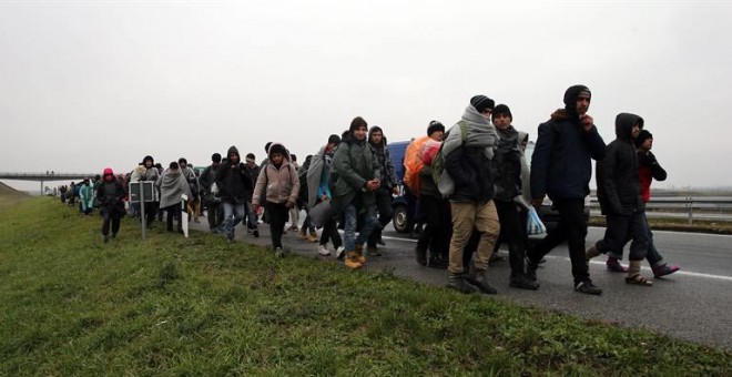 Los migrantes caminan por la autopista Belgrado-Zagreb cerca de Pecinci. EFE/EPA/KOCA SULEJMANOVIC