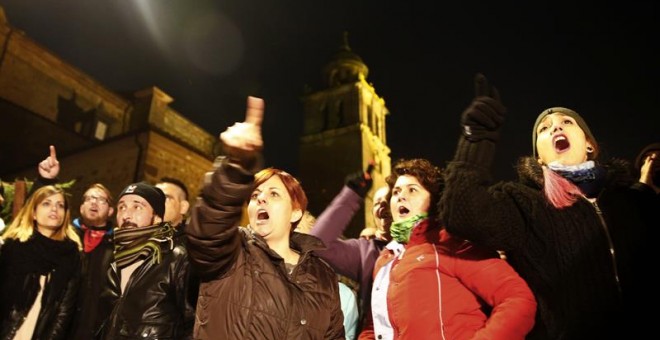 Concentración de los antitaurinos contra el festejo del Toro Jubilo de Medinaceli./ EFE