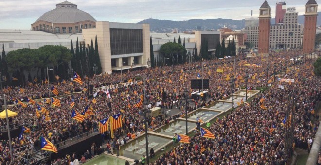 Manifestantes llenaban la avenida frente a las fuentes de Montjuic media hora antes del inicio del acto.