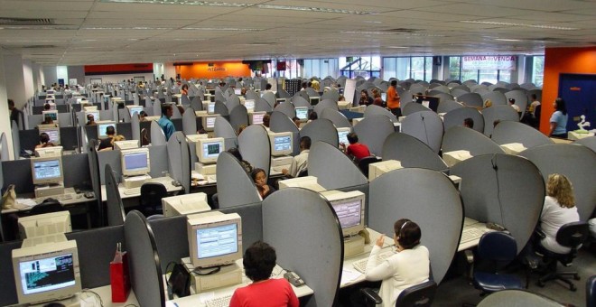 Trabajadores de un Contact Center.- ARCHIVO