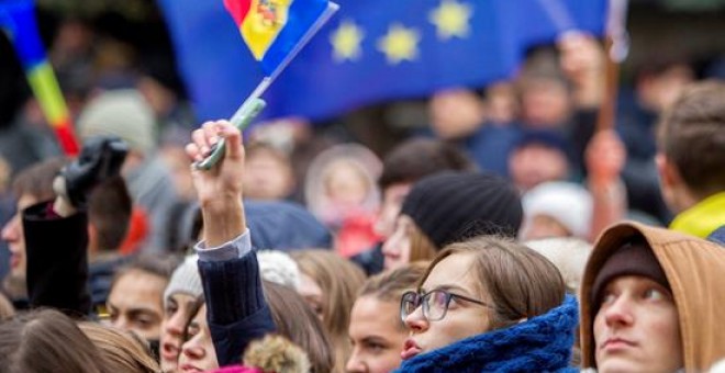 Varios estudiantes participan en una manifestación en contra del nuevo presidente, el socialista prorruo Igor Dodon, en frente de la Comisión Electoral Central en Chisinau, Moldavia. EFE