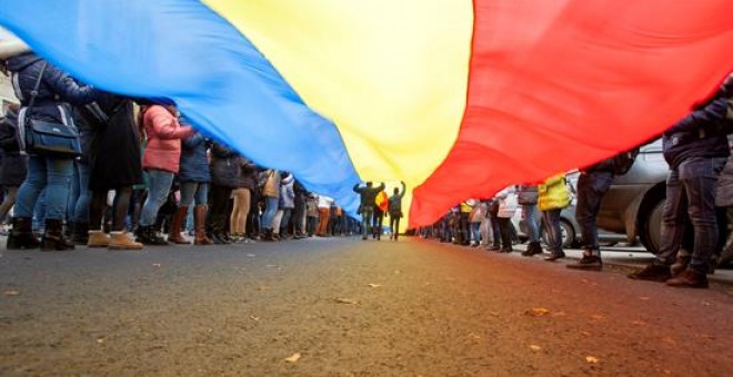 Cientos de personas sostienen una bandera nacional gigante durante una manifestación en contra del nuevo presidente, el socialista prorruo Igor Dodon, en Chisinau, Moldavia. EFE