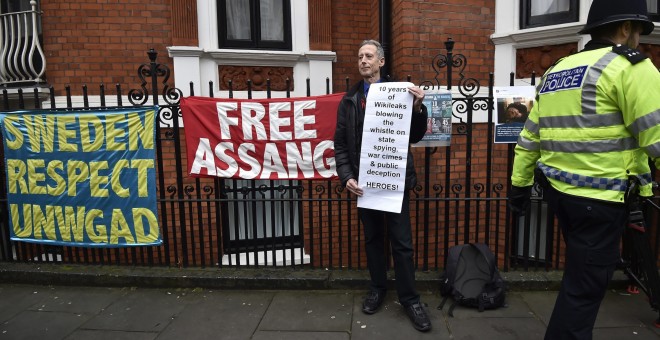 El activista Peter Tatchell protesta delante de la Embajada de Ecuador en Londres (Reino Unido), el día en que la fiscalía sueca interroga al fundador del portal WikiLeaks, el australiano Julian Assange, por primera vez sobre supuestos delitos sexuales.EF