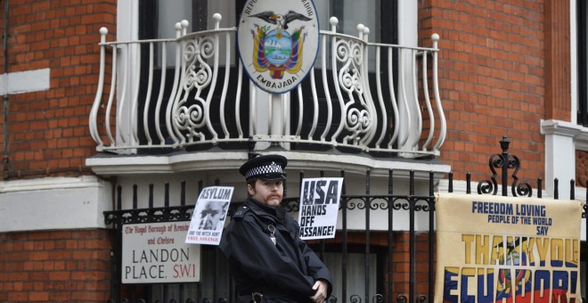 Un policía vigila delante de la Embajada de Ecuador en Londres (Reino Unido) donde  la fiscalía sueca interrogó al fundador del portal WikiLeaks, el australiano Julian Assange, por primera vez sobre supuestos delitos sexuales que investiga la Justicia sue