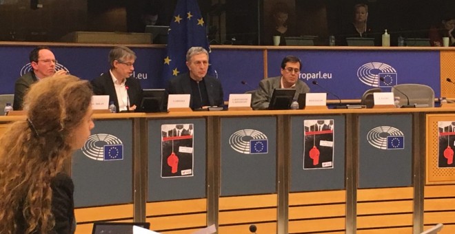 Los participantes en el debate en el Parlamento Europeo sobre la indefensión de los informantes y denunciantes.