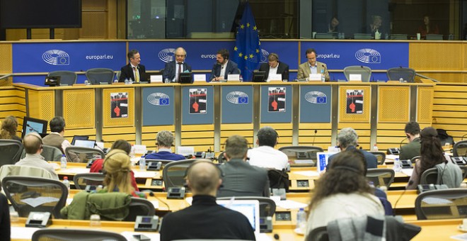 Los participantes en el debate en el Parlamento Europeo sobre la indefensión de los informantes y denunciantes.