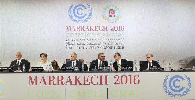 La jefa de cambio climático de la ONU, Patricia Espinosa, el ministro de Exteriores marroquí, Saleheddin Mezuar, el rey de Marruecos, Mohamed VI y el secretario general de la ONU, Ban Ki-moon, durante la cumbre de Naciones Unidas para el Clima (COP22) en