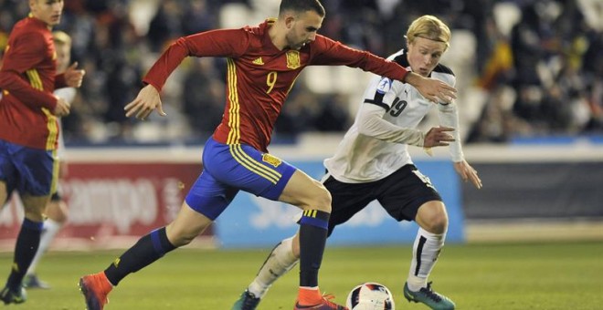 El delantero de la selección española Borja Mayoral (i) y el jugador de Austria, Schlager luchan por el balón. /EFE