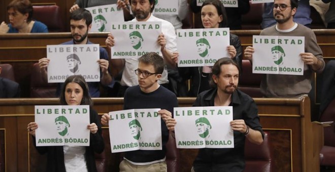 Los diputados de Unidos Podemos, encabezados por su líder Pablo Iglesias, han pedido hoy en el hemiciclo del Congreso la libertad del exconcejal de su formación en Jaén, Andrés Bódalo, en prisión desde el pasado mes de marzo por participar en la agresión