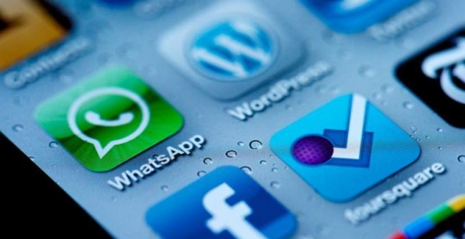 Las app de WhatsApp y de Facebook, en la pantalla de un teléfono móvil.