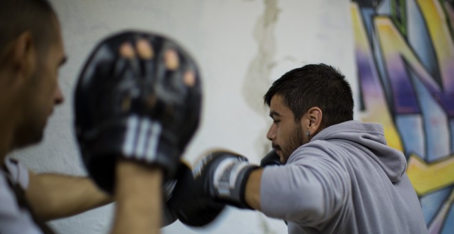 Cholo entrena con uno de los monitores en la escuela.