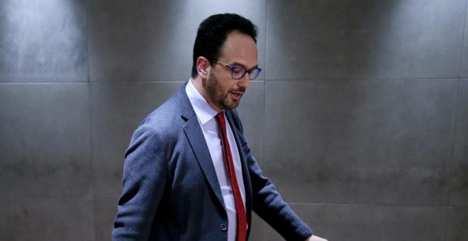 El portavoz del PSOE en el Congreso, Antonio Hernando, tras la rueda de prensa este miércoles en el Congreso, después de que los grupos parlamentarios del PP y del PSOE hayan acordado y registrado una enmienda transaccional para alcanzar un pacto de Estad