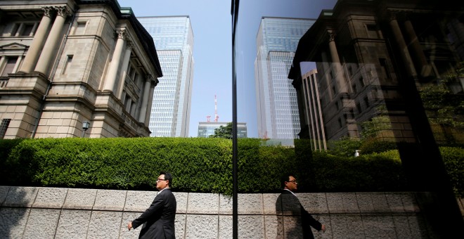 Un viandante pasa por delante ddel Banco de Japón (BoJ, según sus siglas en inglés), en Tokio. REUTERS