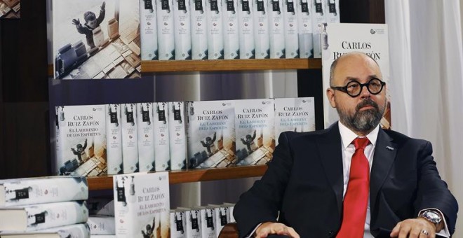 El escritor Carlos Ruiz Zafón durante la presentación, en el Tibidabo barcelonés, de su nuevo libro, 'El Laberinto de los Espíritus', desenlace de la tetralogía que inició en 2001 con 'La sombra del viento', una de las sagas más seguidas de la literatura