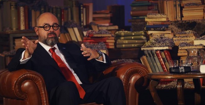 El escritor Carlos Ruiz Zafón durante la presentación, en el Tibidabo barcelonés, de su nuevo libro, 'El Laberinto de los Espíritus', desenlace de la tetralogía que inició en 2001 con 'La sombra del viento', una de las sagas más seguidas de la literatura