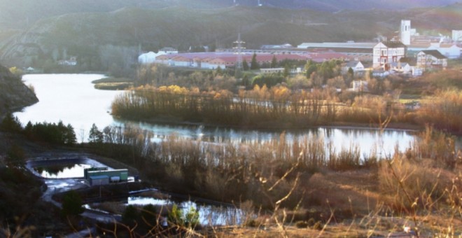 El embalse de Sabiñánigo, situado al oeste de la antigua fábrica de Inquinosa, es una bomba de relojería ambiental que acumula residuos químicos de 17 tipos.