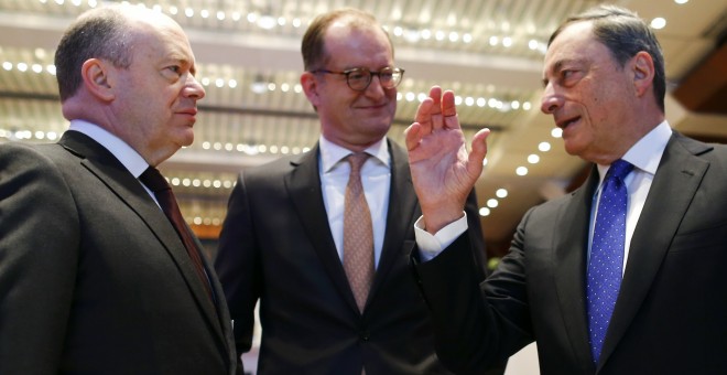 El presidente del BCE, Mario Draghi (d), converas con el consejero delegado de Deutsche Bank, John Cryan (i), y el de Commerzbank, Martin Zielke (c), en un congreso de banca celebrado en Fráncfort. REUTERS/Ralph Orlowski