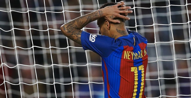 El delantero brasileño del FC Barcelona Neymar Jr., durante el partido frente al Málaga CF de la duodécima jornada de Liga de Primera División en el Camp Nou. EFE/Alejandro García