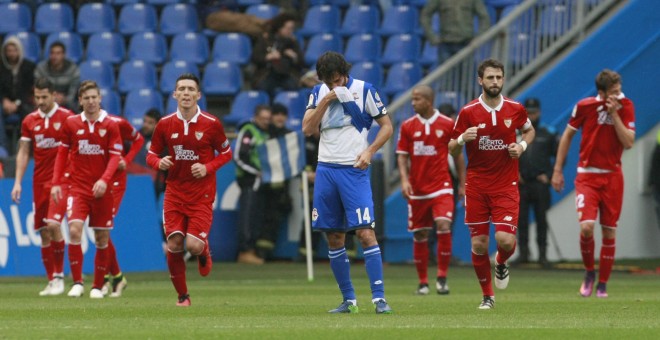 El defensa del Deportivo Alejandro Arribas se lamenta tras el gol de la victoria marcado por el Sevilla, durante el partido de la duodécima jornada de la Liga de Primera División en el estadio de Riazor, en A Coruña. EFE/Cabalar