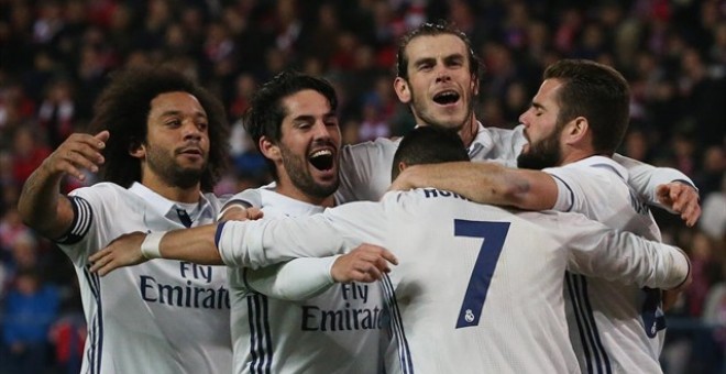 Los jugadores del Real Madrid celebran su última victoria.