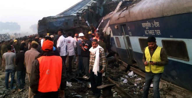 Las labores de rescate continúan en el escenario del accidente de tren en el que han muerto un centenar de personas en India. EFE/ RITESH SHUKLA