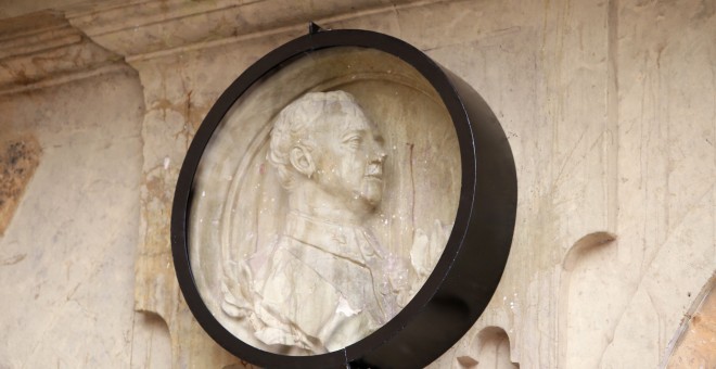 El Ayuntamiento de Salamanca ha decidido blindar con una vitrina el medallón con la figura de Franco situado en uno de los laterales de la plaza Mayor salmantina ante los habituales destrozos que sufre en torno al 20 de noviembre. EFE/J.M. García