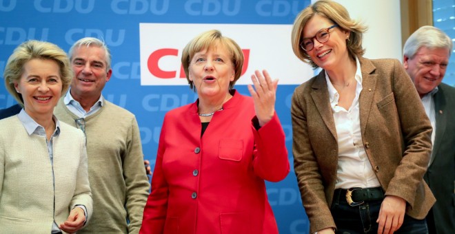 La canciller alemana Angela Merkel, con la ministra de Defensa, Ursula von der Leyen (i), la ministra de Interior del 'lander' de Baden-Wuerttemberg, (2i), la presidenta de la CDU en Renania-Palatinado Julia Kloeckner (2d), y el primer ministro del 'lande