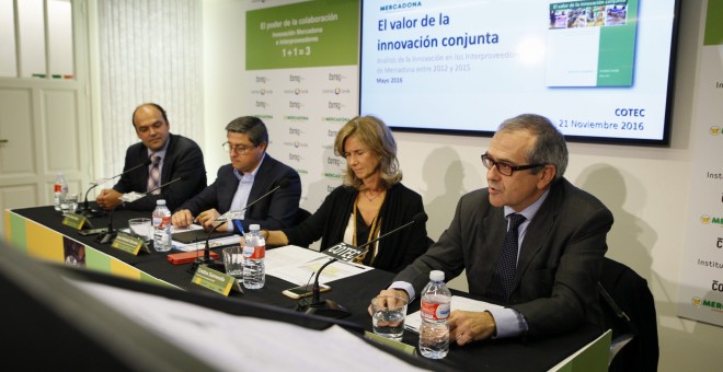 De izquierda a derecha, el  l economista José Carlos Díez, el director de Relaciones Externas de Mercadona, Juan Antonio Germán, la presidenta de la Fundación Cotec, Cristina Garmendia, y el director general del Instituto Cerdà, Carlos Cabrera, durante la