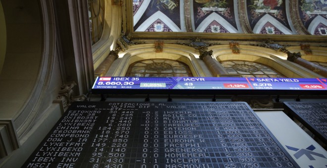 Paneles informativos en el patio de negociación de la Bolsa de Madrid. EFE/Zipi