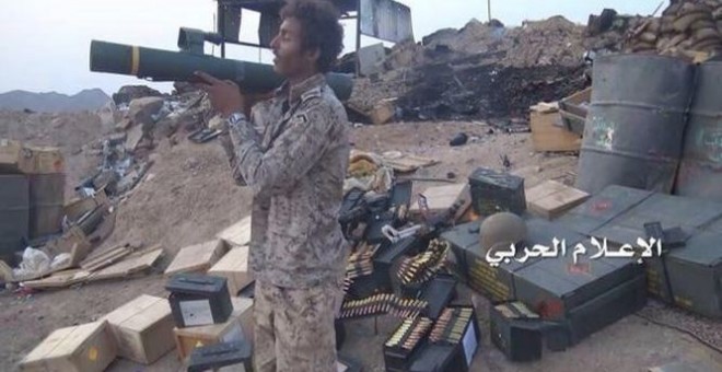 Un insurgente yemení apunta un lanzacohetes C-90, producido por la empresa española Instalaza y vendido en un principio a Arabia Saudí.