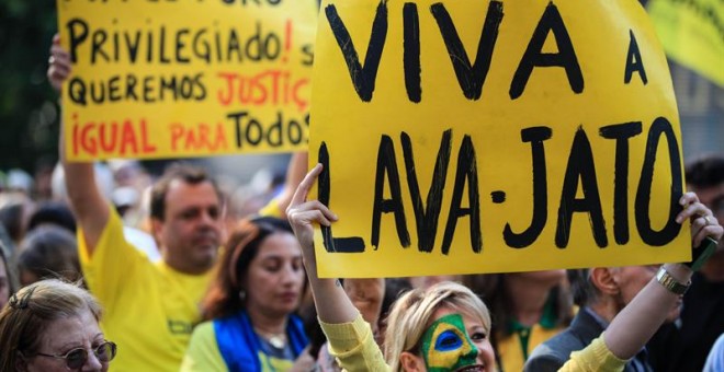 Una manifestación en Sao Paulo este domingo pidiendo la detención de Lula da Silva por el caso de corrupción de Petrobras. /EFE