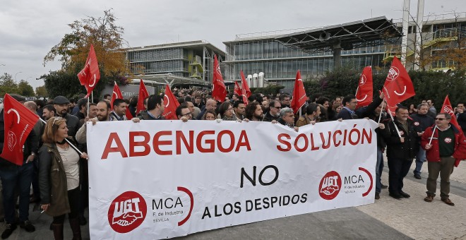 Trabajadores de Abengoa concentrados en la puerta de la sede en Sevilla, en apoyo a los afectados por los expedientes de despidos colectivos presentados por la empresa y coincidiendo con la celebración de la junta de accionistas. EFE/Jose Manuel Vidal.