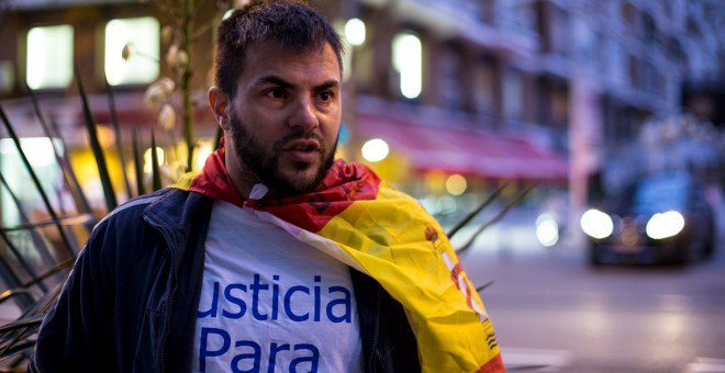 El cabo Iván Ramos, que acompaña al también exmilitar Andrés Merino en su huelga de hambre frente a la sede del Ministerio de Defensa, en Madrid. JAIRO VARGAS