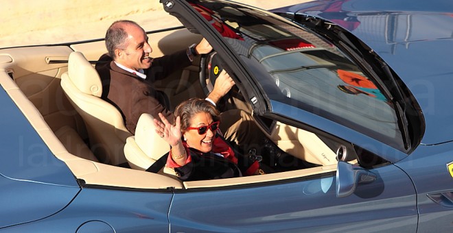 Rita Barberá y Francisco Camps, en un Ferrari durante la inauguración del circuito de Fórmula 1 en Valencia.