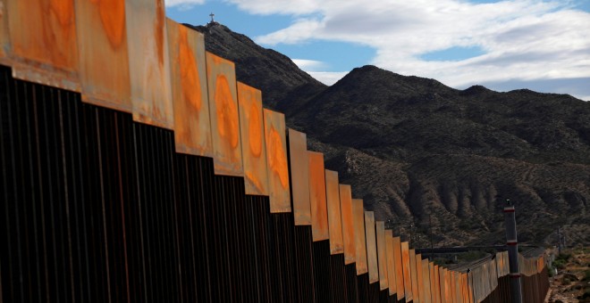 El nuevo muro que separa México de Estados Unidos. / REUTERS