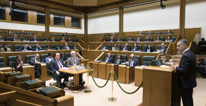 El lehendakari en funciones, Iñigo Urkullu, expone su proyecto en el pleno de investidura del Parlamento Vasco, al que también se presenta la candidata de EH Bildu, Maddalen Iriarte. EFE/Adrián Ruiz De Hierro