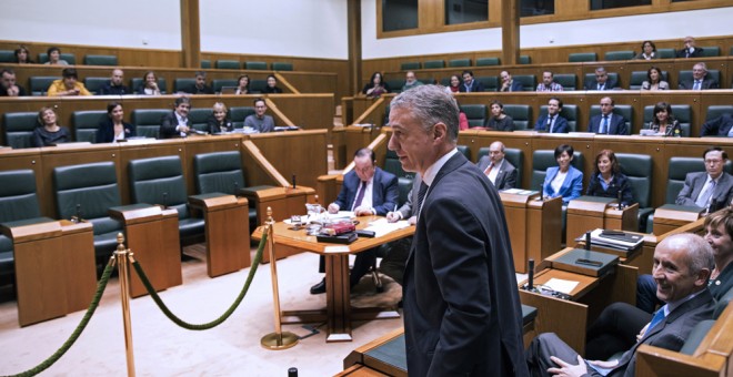 El lehendakari Iñigo Urkullu se vota a sí mismo en la primera votación en el pleno de investidura en el Parlamento vasco. EFE/Adrián Ruiz De Hierro