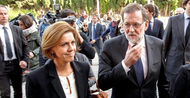 El presidente del Gobierno, Mariano Rajoy, acompañado por la ministra de Defensa, María Dolores de Cospedal, a su llegada al Tanatorio Municipal de Valencia /EFE