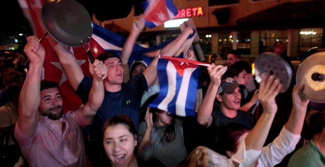 Personas celebran en la pequeña Habana de Miami la muerte de Fidel Castro. /REUTERS
