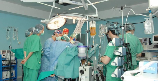 Un quirófano durante un transplante de órganos.