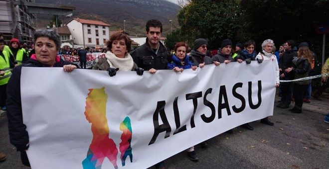 Los manifestantes sostienen la pancarta con el lema 'Altsasu'./ D. A.