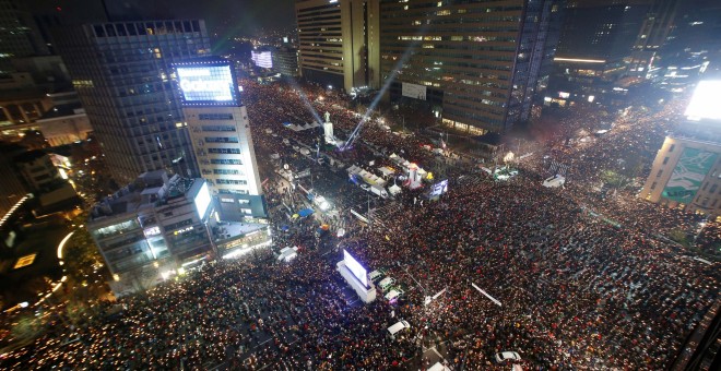 Centenares de miles de personas se manifiestan en Seúl contra la presidenta del Gobierno. REUTERS