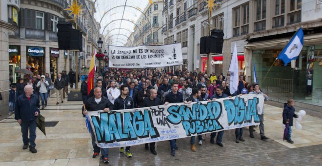 La cabecera de la manifestación en Málaga a su paso por la calle Larios. /ÁLVARO CABRERA (DIARIO SUR)