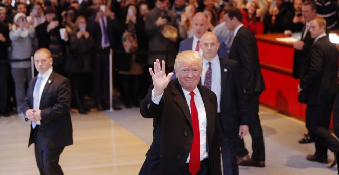 Dondald Trump, a su llegad a la sede del New York Times, para un encuentro con el periódico. REUTERS