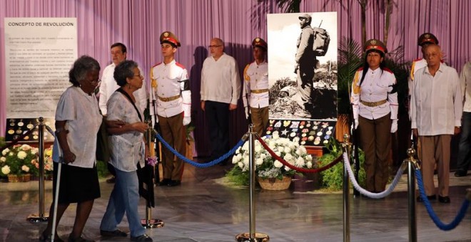 Dos ancianas despiden al fallecido líder cubano Fidel Castro durante un homenaje en la Plaza de la Revolución de La Habana (Cuba). EFE