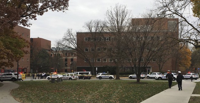 La policía acordona el campus de la universidad de Ohio.  AP