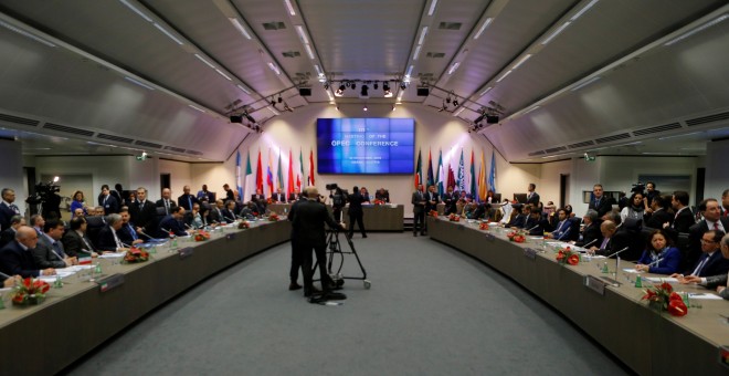 Vista general de la reunión de los ministros de la OPEP en Viena, donde se ha acordado el primer recorte de la producción desde 2008. REUTERS/Heinz-Peter Bader