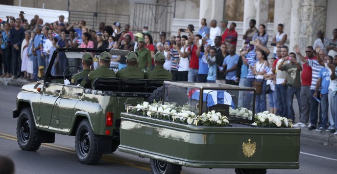 Un coche militar transporta los restos de Fidel Castro en La Habana. REUTERS