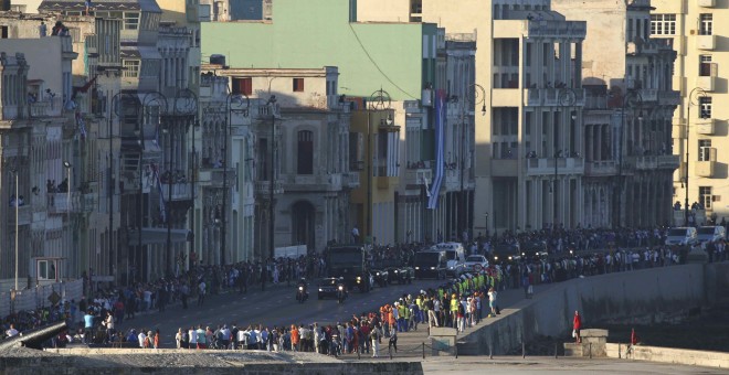 Fotografía de los vehículos militares que transportan los restos de Fidel Castro pasando el Malecón. REUTERS